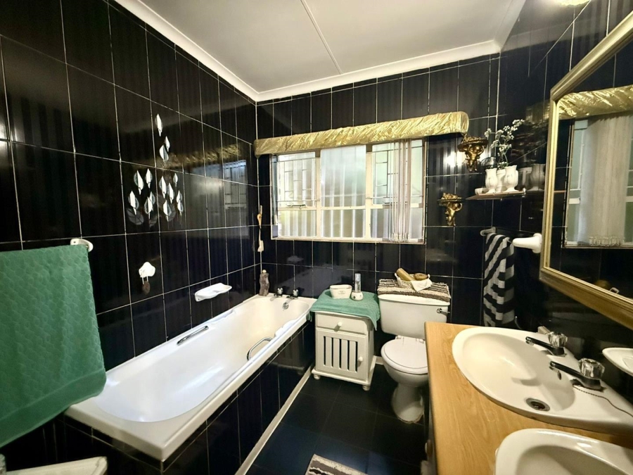 4 Bedroom Property for Sale in Langenhovenpark Free State